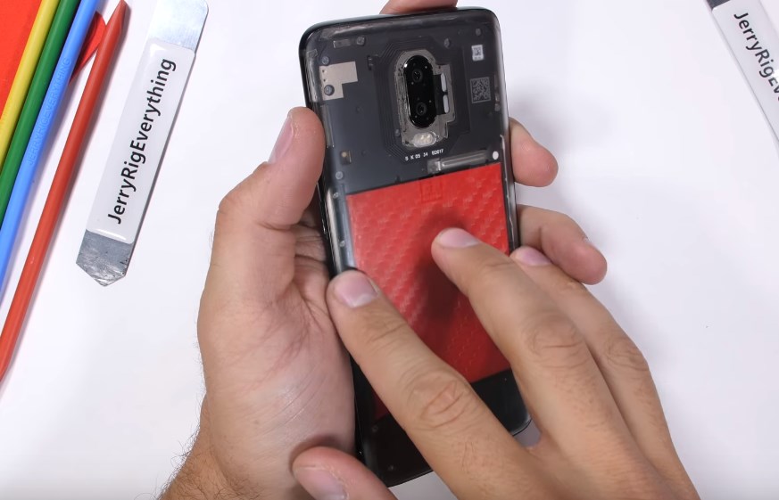 Un OnePlus 6T transparent OnePlus 6T : un YouTubeur dit adieu à sa garantie pour lui donner un design transparent