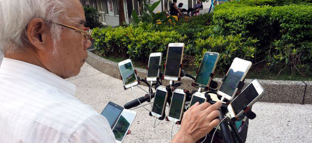Pokémon Go Pokémon Go : 11 smartphones, un septuagénaire et des parties endiablées