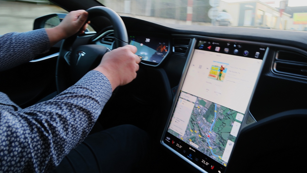 Tesla Le vol d'une Tesla réalisé grâce à une tablette et un smartphone