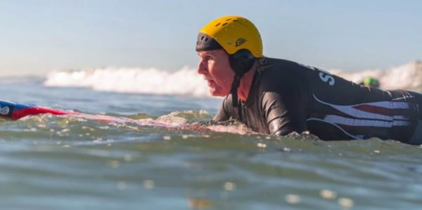 Un aveugle surfe grâce à son iPhone Quand un aveugle surfe sur les vagues avec l’aide de son iPhone