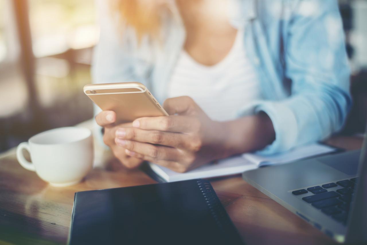Une mobinaute qui s'organise avec des applications 5 applications pour mieux s’organiser au quotidien