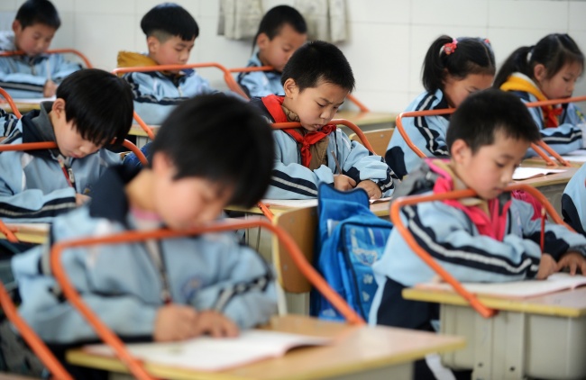 Des élèves chinois surveillés avec des uniformes Des élèves surveillés avec leur uniformes connectés en Chine