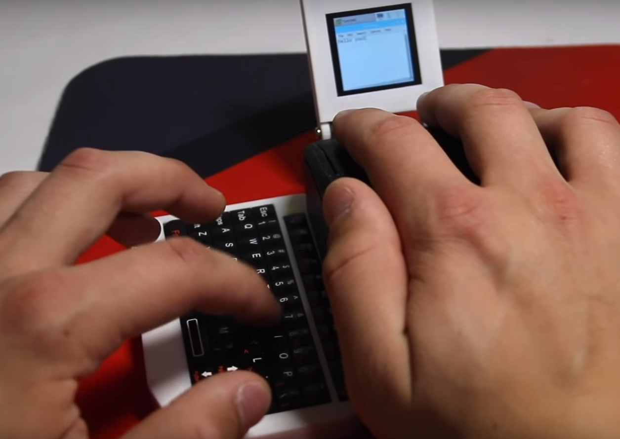 Un homme construit un PC miniature qui tient dans sa souris à partir d’un Raspberry