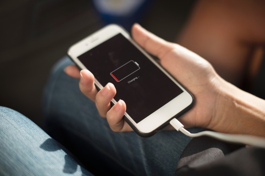 Un smartphone Est-il dangereux d’avoir recours à un chargeur low cost pour son téléphone ?