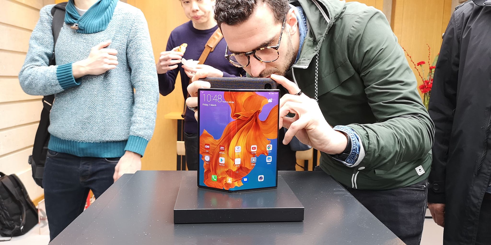 On a enfin pu voir de plus près le Huawei Mate X !