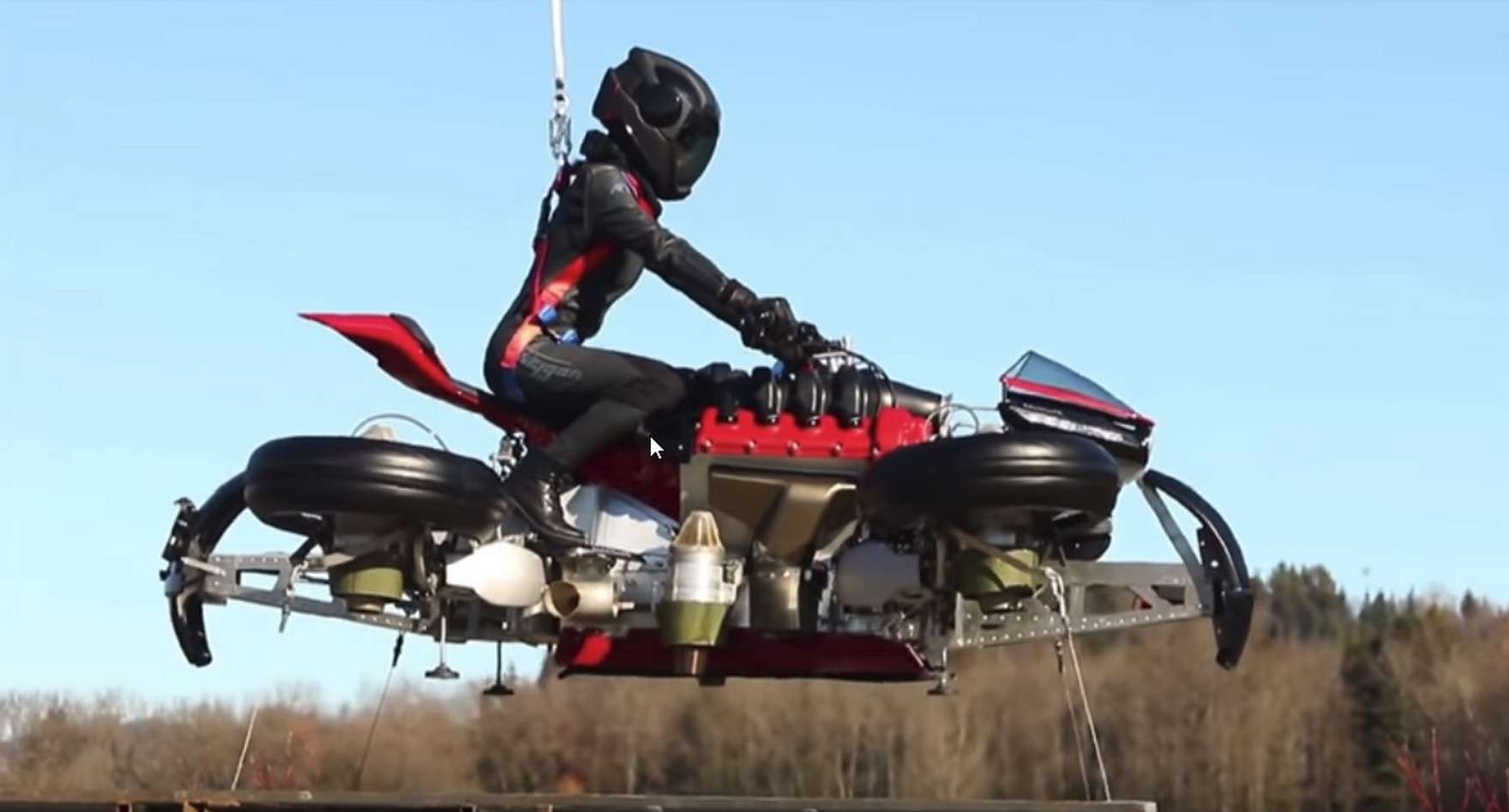 Une moto volante C'est un oiseau ? C'est un avion ? Non c'est une moto volante !