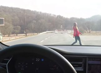 Ce YouTubeur teste l'Autopilot de sa Tesla sur sa femme