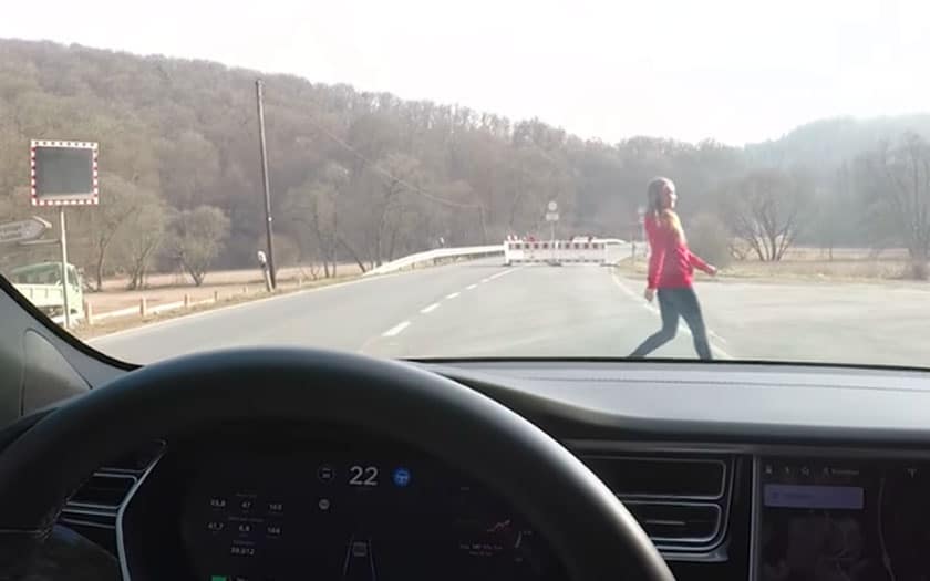 Ce YouTubeur teste l'Autopilot de sa Tesla sur sa femme Un YouTubeur américain teste le freinage d’urgence de Tesla sur sa femme !