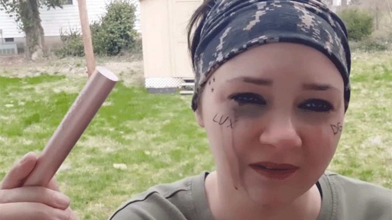 Insolite : une YouTubeuse s’asperge les yeux avec un spray au poivre pour tester la durabilité de son mascara